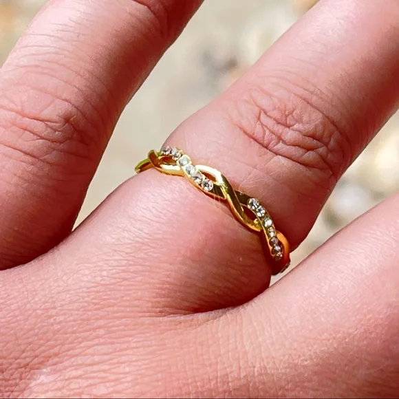 18k gold plated S925 silver twist “infinity” ring with encrusted CZ diamonds - Picture 3 of 5